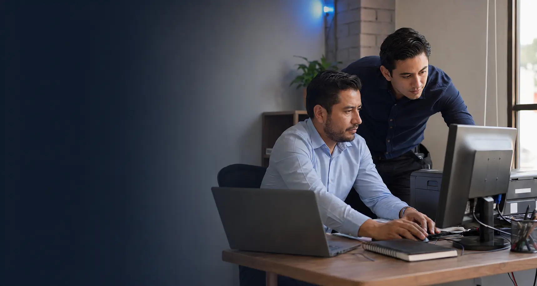 Especialista de TI ayudando a una empresa con un problema de equipo.