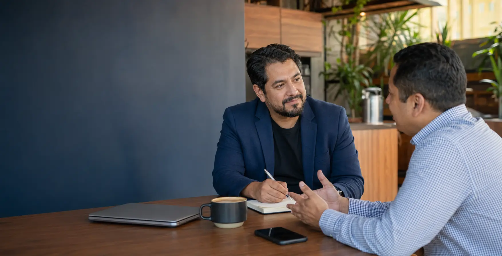 Consultor escuchando las necesidades tecnológicas de una empresa.